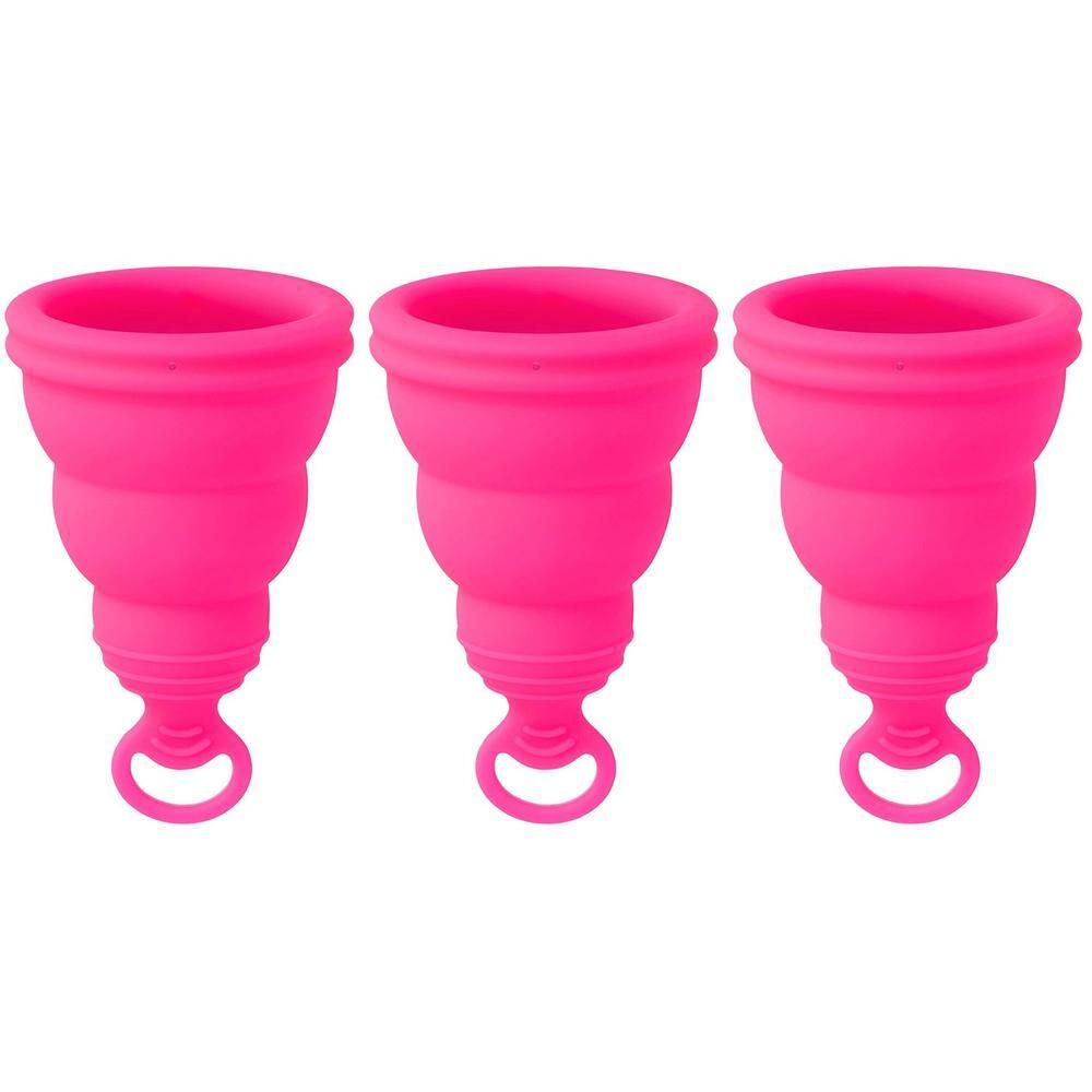 Tre coppette mestruali rosa con anello, una accanto all'altra.