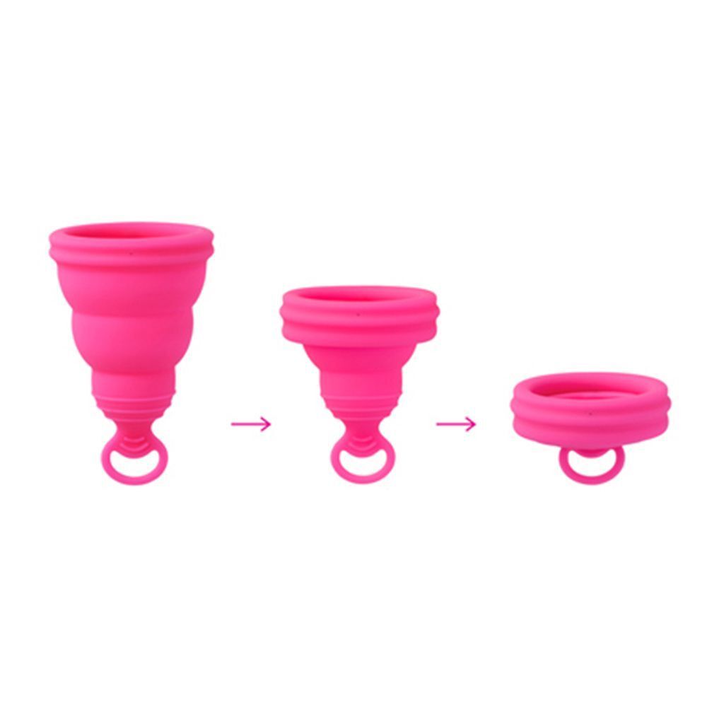Tre viste di una coppetta mestruale rosa che ne mostrano la pieghevolezza.
