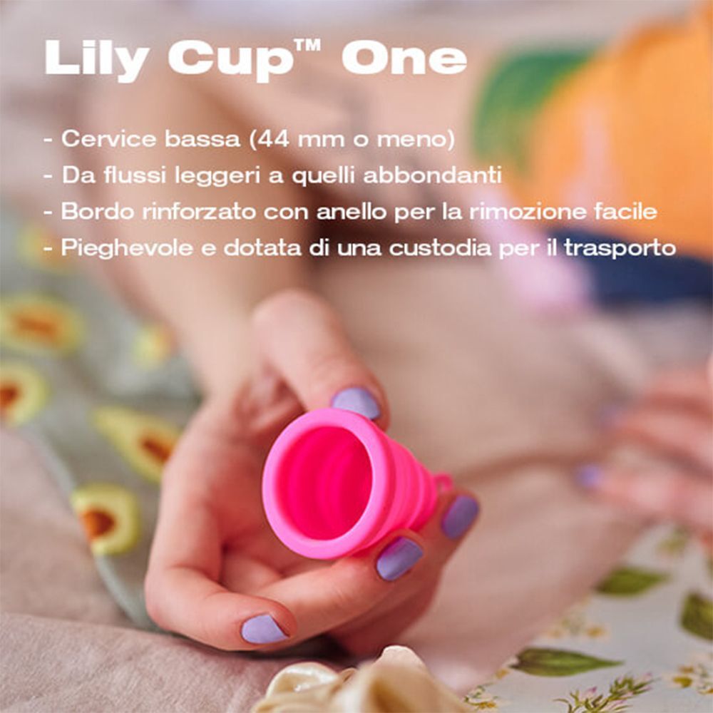 Una mano tiene una coppetta mestruale rosa Lily Cup One.