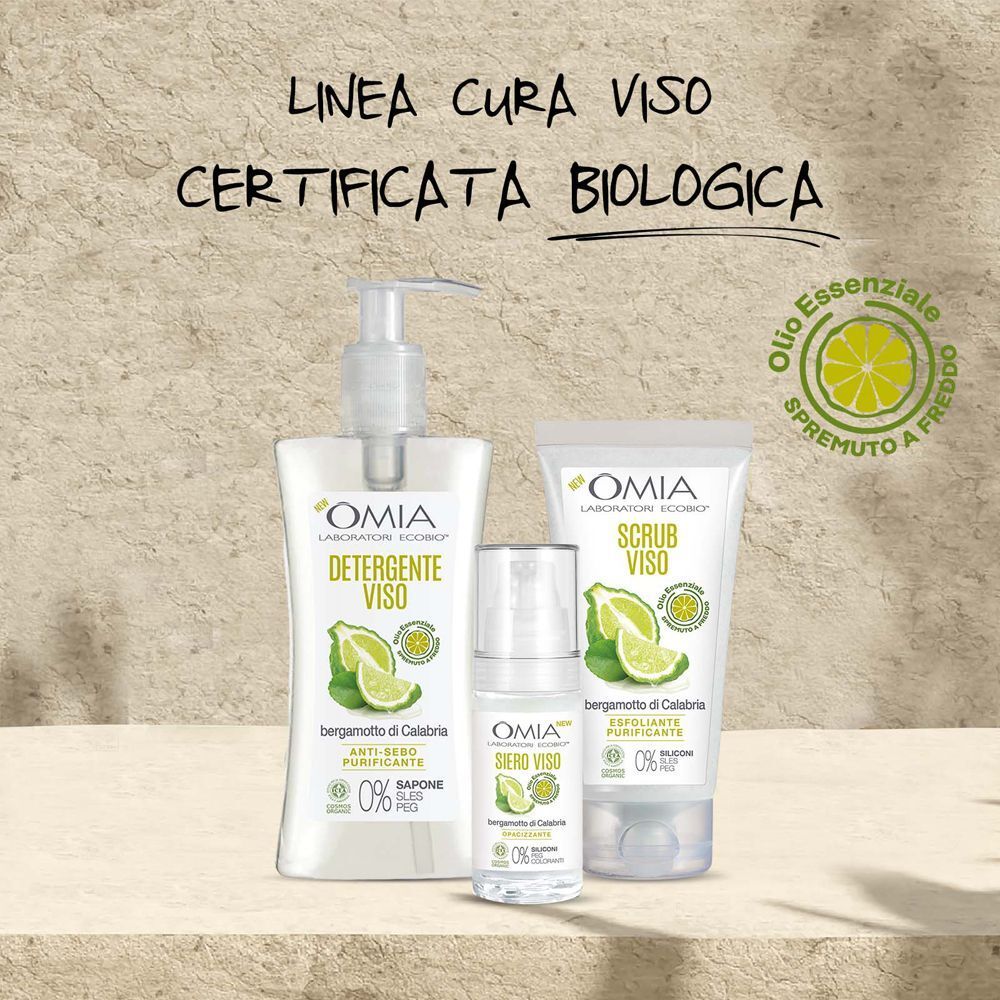 Prodotti per la cura del viso OMIA: detergente, Siero Viso e scrub. Flaconi e tubetto con motivo bergamotto.