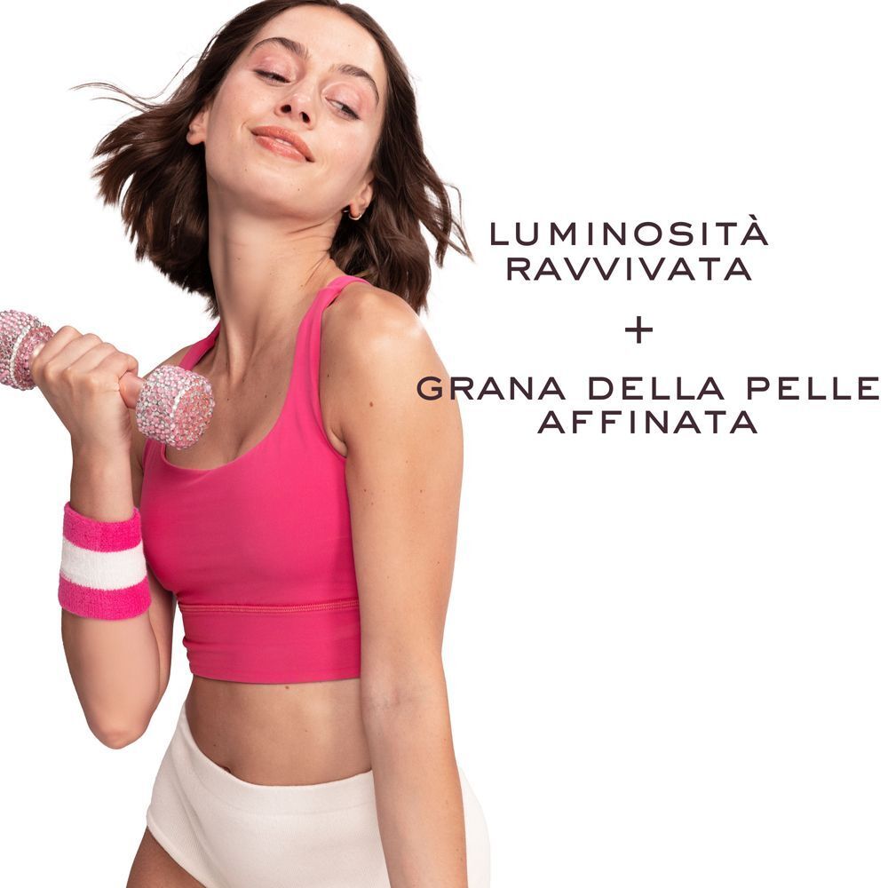 Donna con manubrio, indicando luminosità ravvivata e grana della pelle affinata.