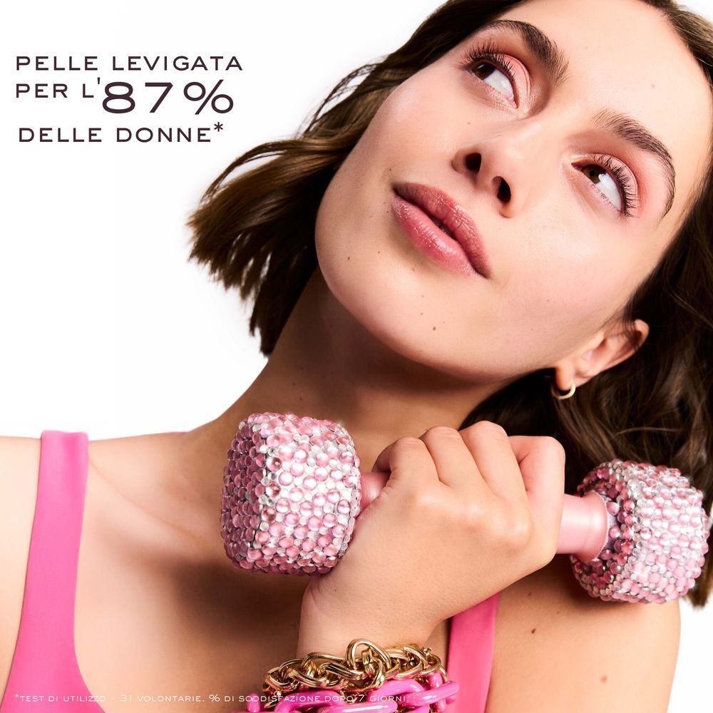 Primo piano di una donna, che indica una pelle più liscia, con gioielli.