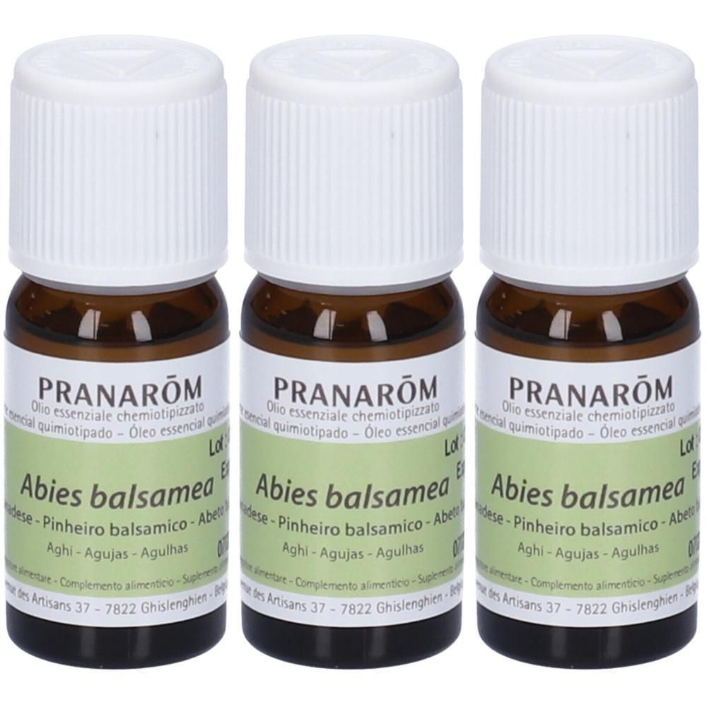 Tre piccole bottiglie di vetro marrone con tappi bianchi, contenenti olio essenziale. Etichette mostrano PRANAROM e Abies balsamea.