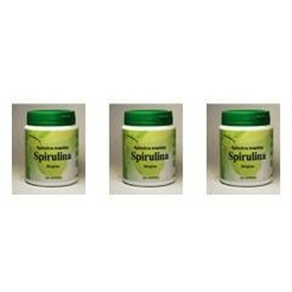 Tre contenitori di capsule di spirulina, ciascuno con tappo verde ed etichetta che riporta 'Spirulina'.