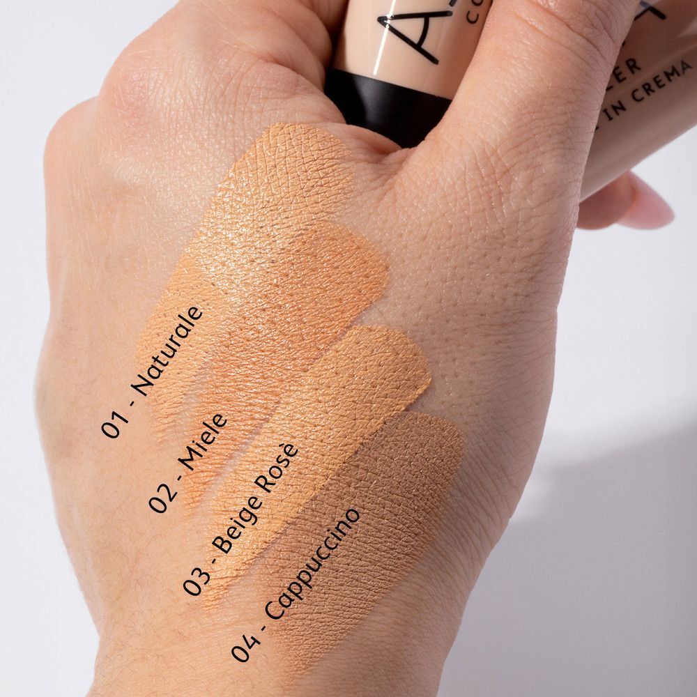 Quattro tonalità di correttore applicate su una mano: Naturale, Miele, Beige Rosé, Cappuccino.
