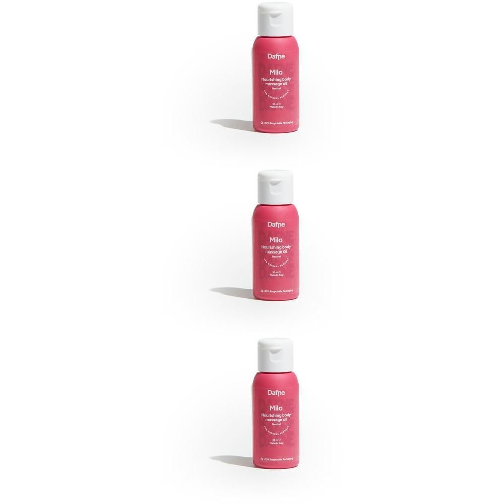 Tre piccole bottiglie rosa di olio corpo Dafne Milo su sfondo bianco.