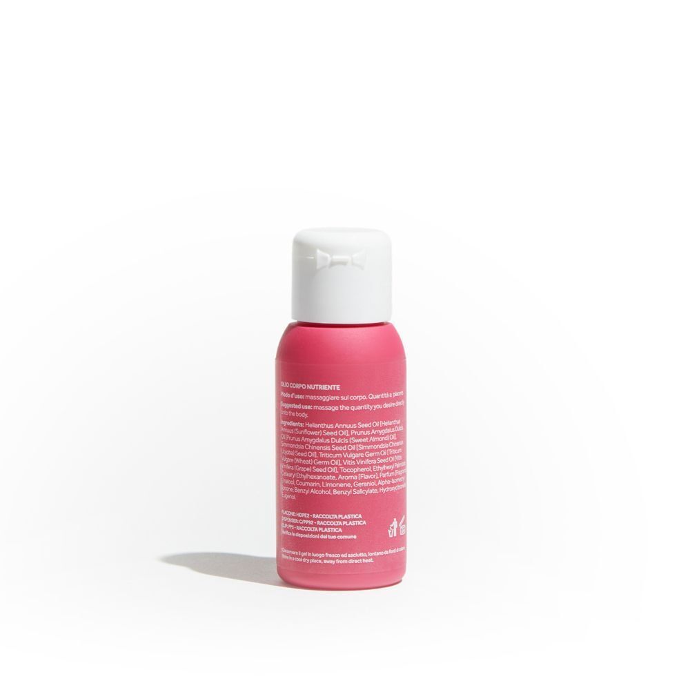 Retro di una piccola bottiglia rosa di olio corpo Dafne Milo con elenco ingredienti e istruzioni.