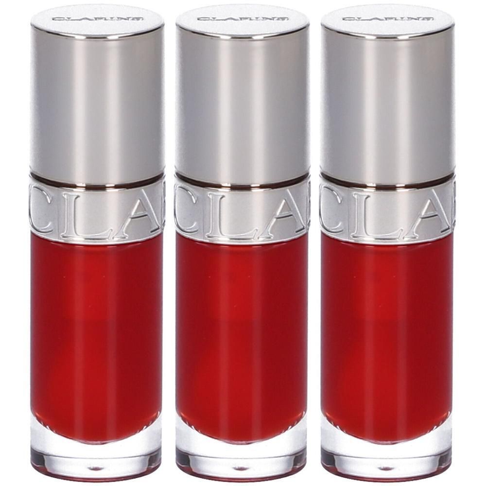 Tre flaconi di rossetto rossi con tappi argentati e il nome del marchio CLARINS.