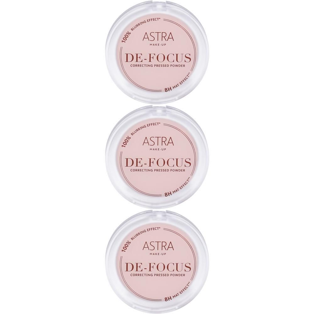 Tre ciprie correttive Astra De-Focus in contenitori rotondi trasparenti con etichetta rosa.