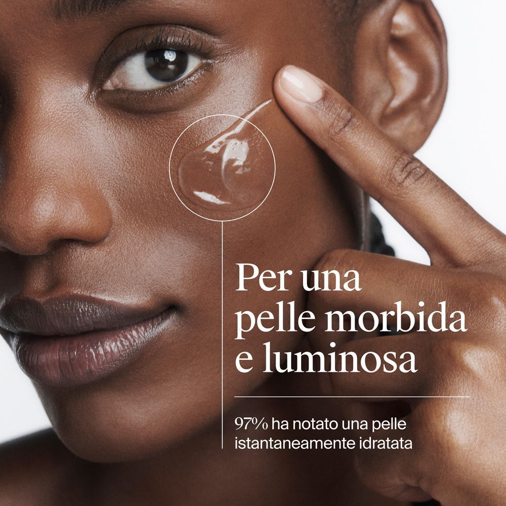 Una persona applica un gel trasparente sulla pelle. Un cerchio evidenzia la texture del gel.