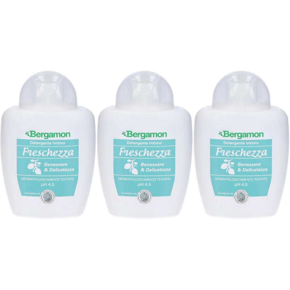 Tre flaconi Bergamon Freschezza detergente intimo con tappo a scatto. Etichetta con logo e informazioni sul prodotto.