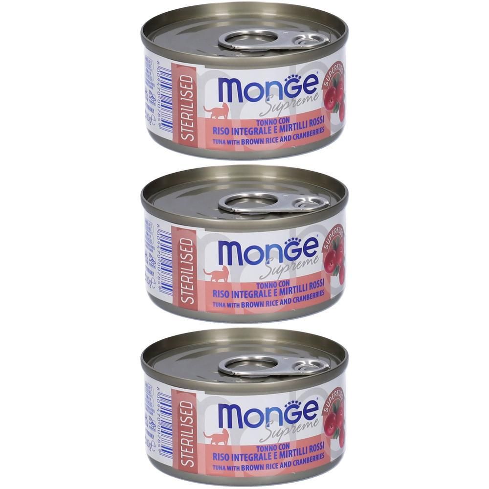 Tre scatolette Monge Supreme Sterilised tonno con riso integrale e mirtilli rossi.