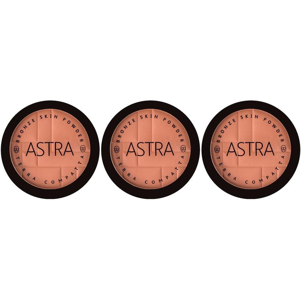 Tre contenitori rotondi di ASTRA Bronze Skin Powder. Le polveri sono pressate a motivo di mattoni.
