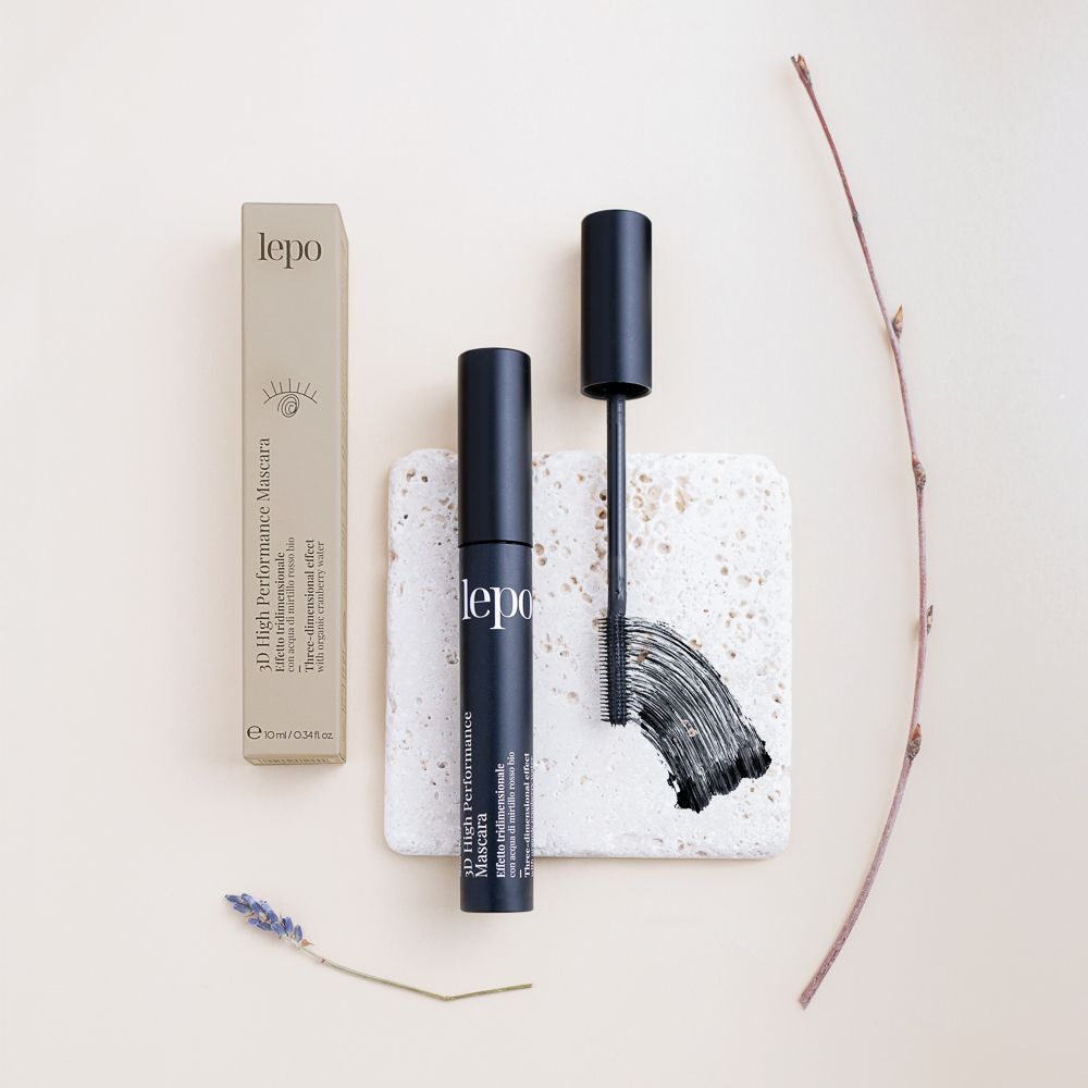 Mascara Lepo 3D High Performance blu scuro con applicatore e confezione del prodotto.