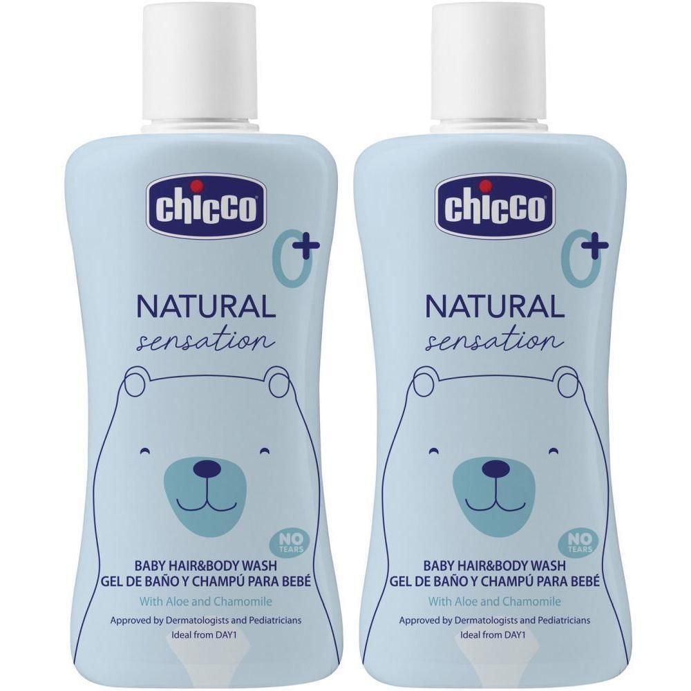 Due flaconi Chicco Natural Sensation per capelli e corpo del bambino con disegno di orso.