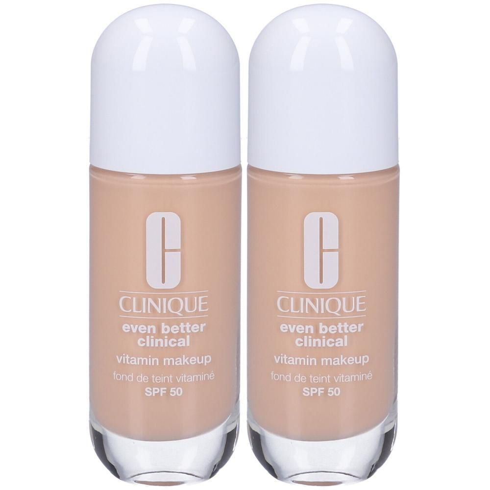 Due flaconi di Clinique Even Better Clinical Vitamin Makeup SPF 50, tonalità chiara.