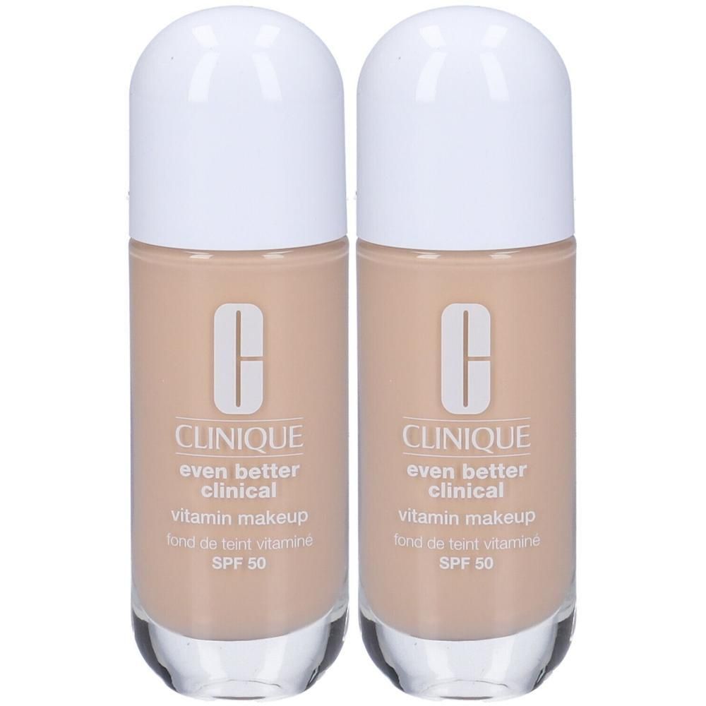 Due flaconi Clinique Even Better Clinical Vitamin Makeup con SPF 50.