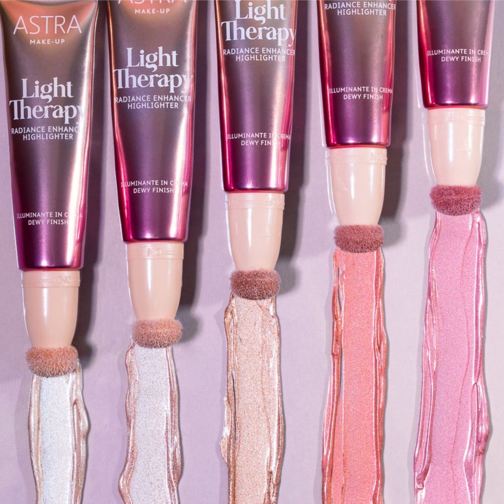 Cinque Astra Light Therapy Radiance Enhancer Highlighter con applicatori e campioni di colore in bianco, oro rosa, rosa e rosa.