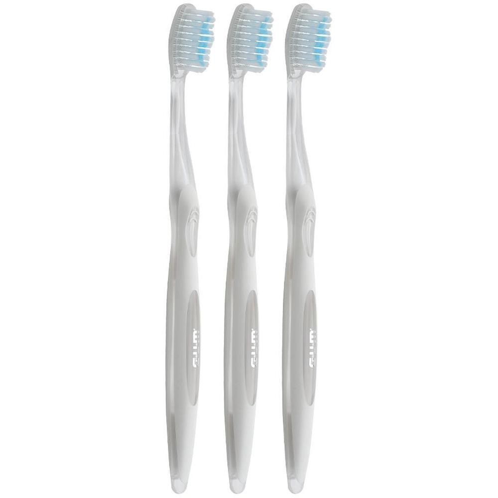 Tre spazzolini traslucidi con setole blu e manici ergonomici.