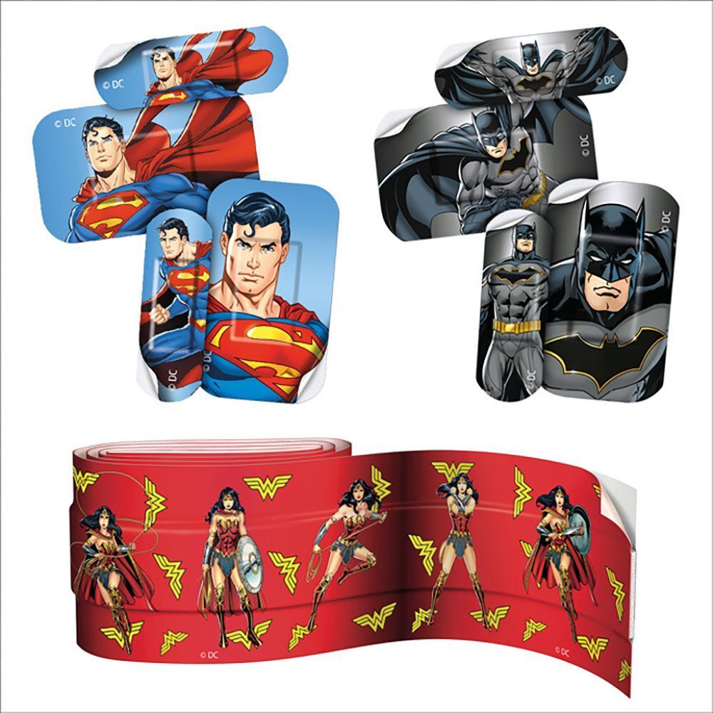 Cerotti Leukoplast Kids Hero Edition con stampe di Superman, Batman e Wonder Woman su sfondo rosso.