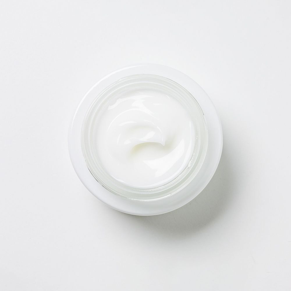 Vasetto aperto con crema Lepo The Perfect Cream Eye Contour.