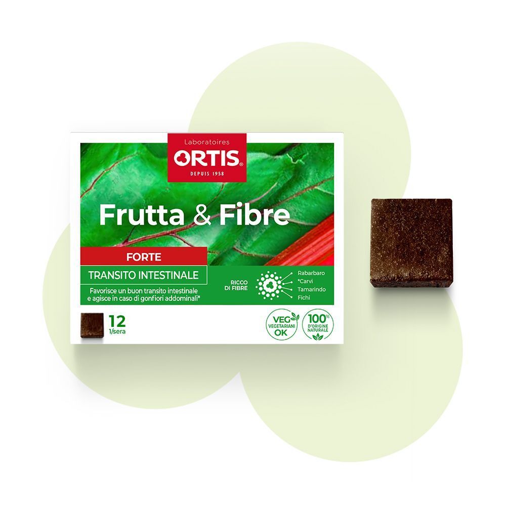 Una confezione Ortis Frutta & Fibre Forte (12 pezzi) e una barretta singola accanto. Foglie verdi e coste di rabarbaro rosse sulla scatola.