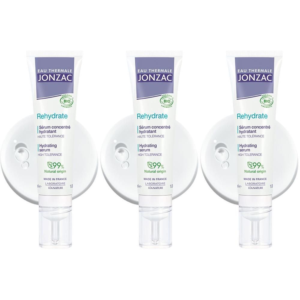 Tre tubi di Siero Idratante Rehydrate Eau Thermale Jonzac con dispenser a pompa, su supporti bianchi.