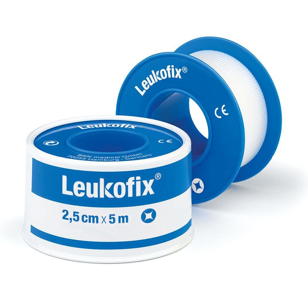 Due rotoli di nastro adesivo trasparente Leukofix, uno con indicazione di misura 2,5 cm x 5 m.