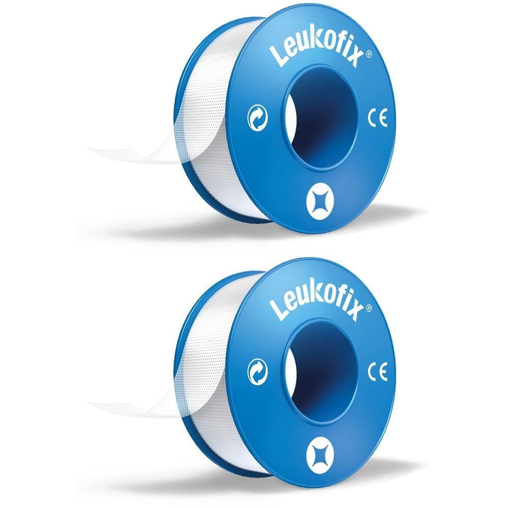 Due bobine blu di nastro adesivo Leukofix con supporto bianco.