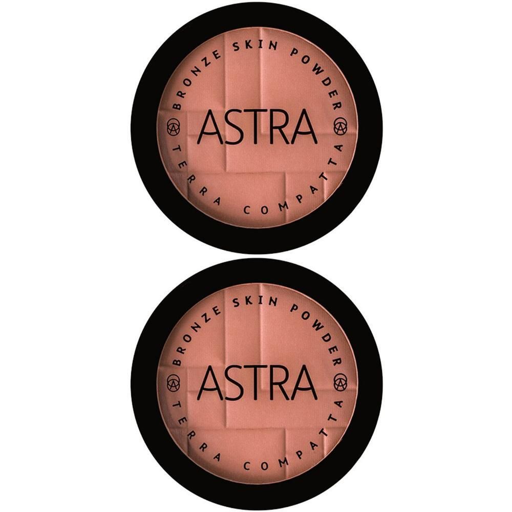 Due contenitori rotondi di ASTRA Bronze Skin Powder. La polvere è divisa in quattro sezioni.