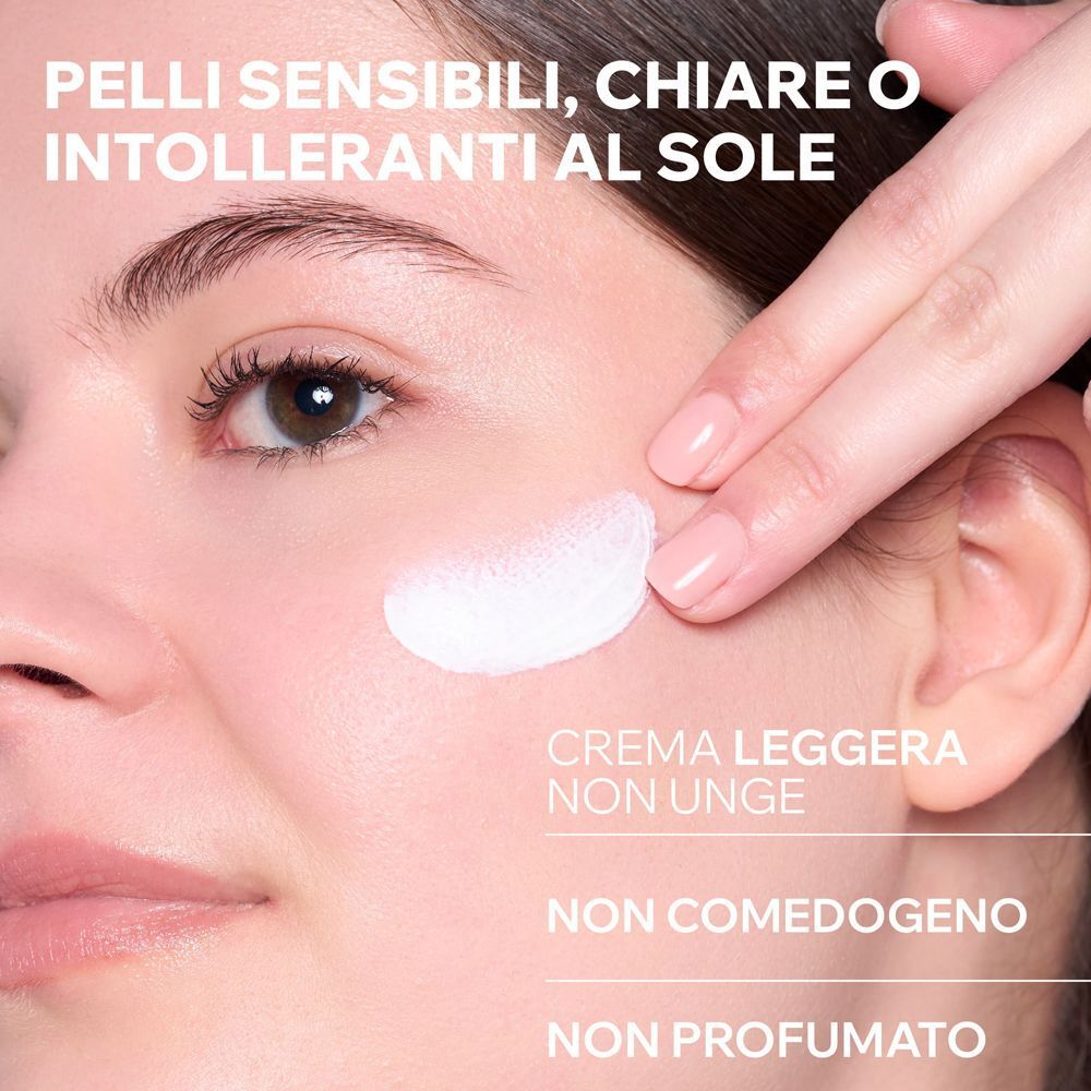 Crema applicata sulla pelle di una donna, testo su formula leggera e non untuosa.