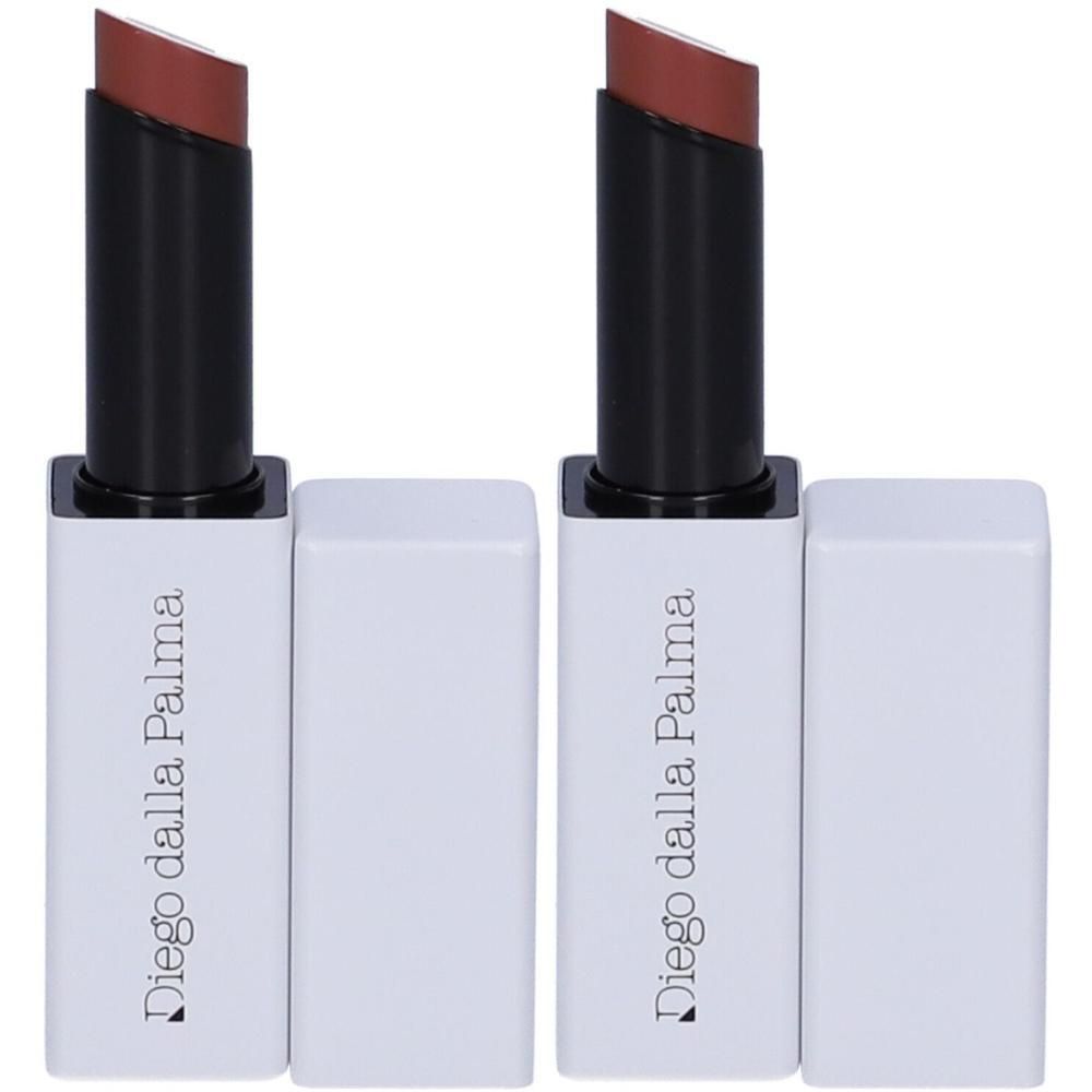 Due rossetti con astucci bianchi e corpo nero. Il colore del rossetto è un marrone opaco.