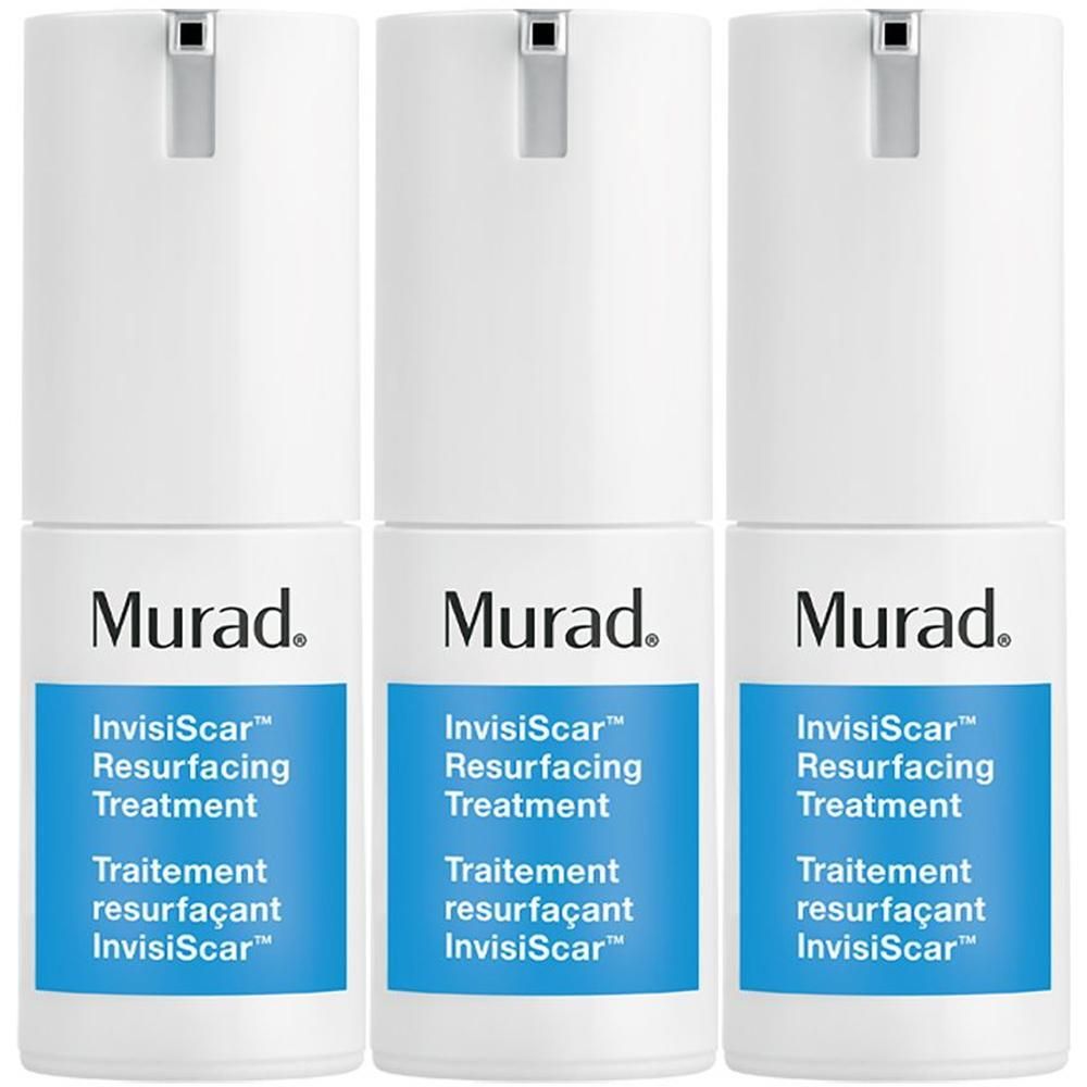 Tre flaconi bianchi Murad InvisiScar Resurfacing Treatment con dispenser a pompa.