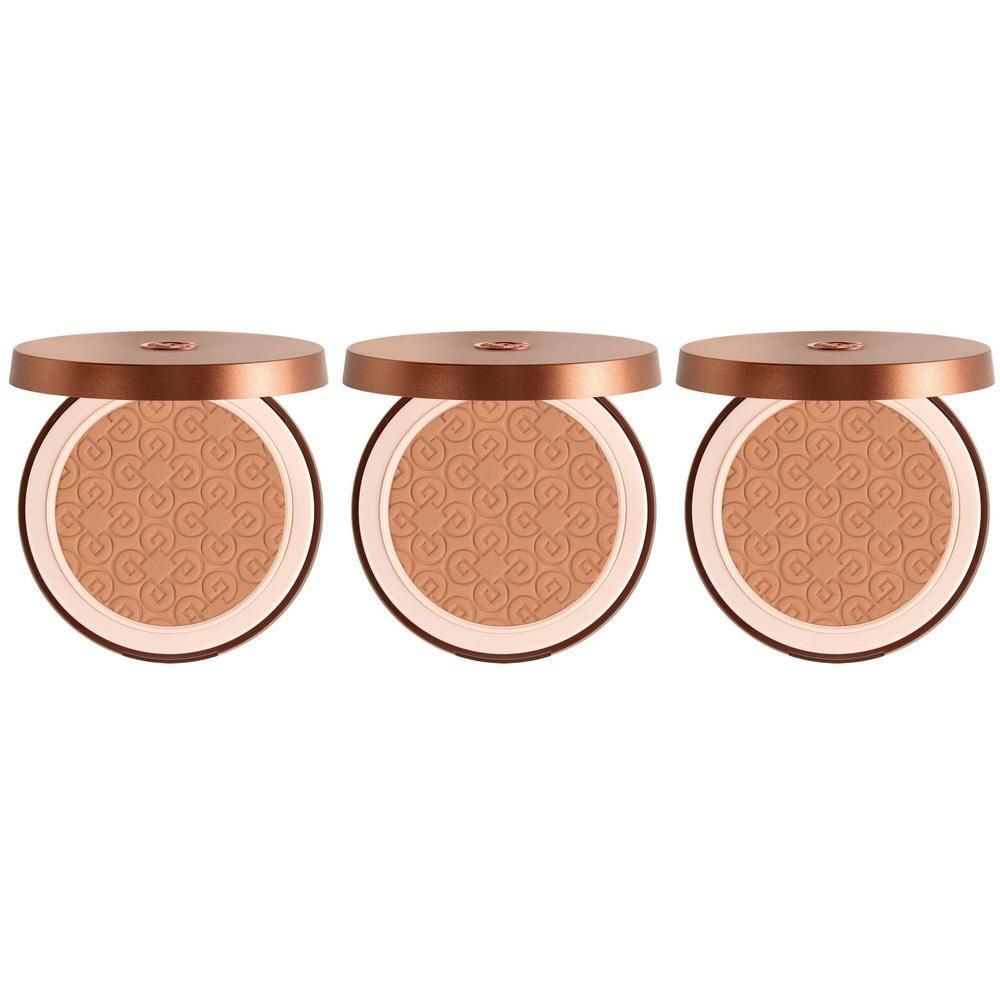 Tre ciprie compatte abbronzanti con motivo in rilievo e coperchi color oro rosa.