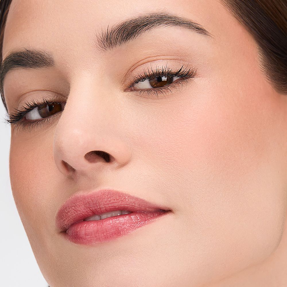 Primo piano di un viso con trucco sugli occhi e sulle labbra.