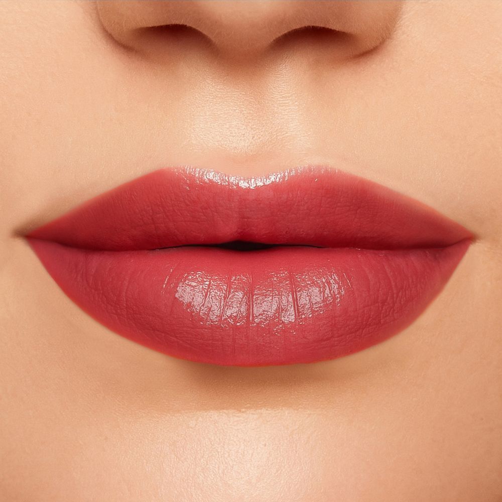 Primo piano di labbra con rossetto rosso.