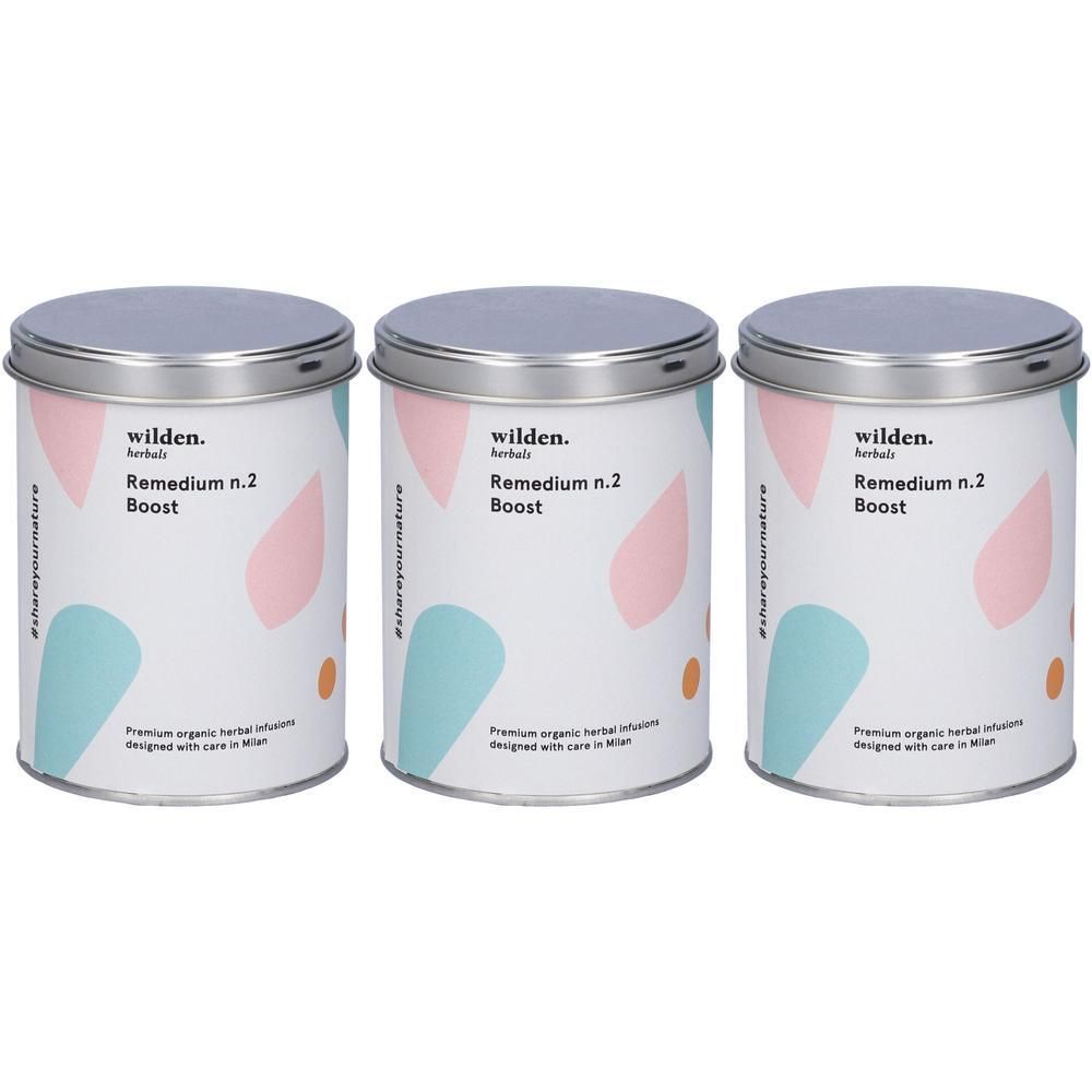 Tre lattine di Wilden Remedium n.2 Boost con macchie colorate e testo.