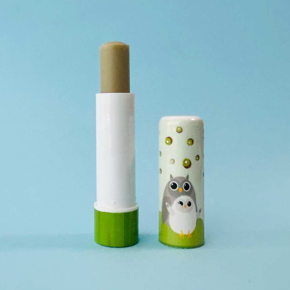 Uno stick Morbidi labbra aperto, con il suo cappuccio con design gufo accanto.