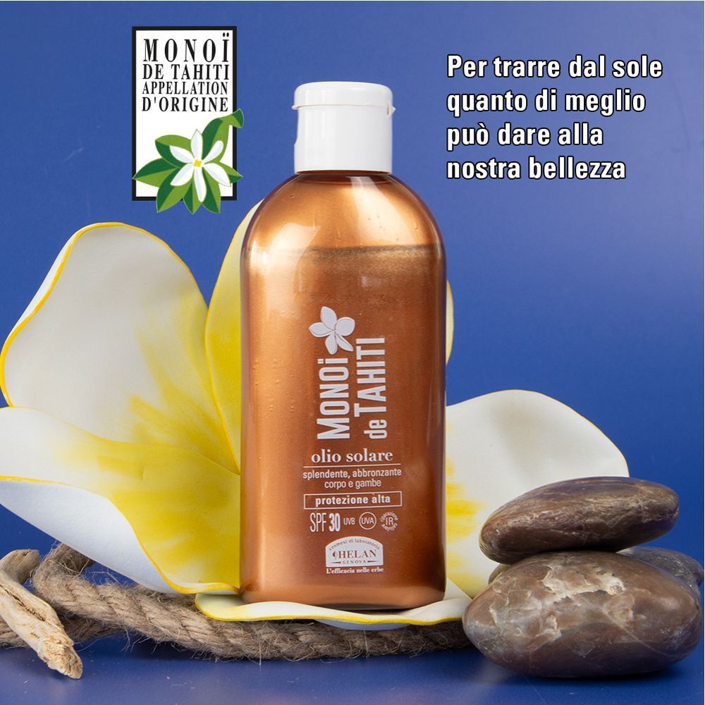 Flacone di Olio Solare Helan Monoi Tahiti SPF 30+ con fiori, pietre e corda su sfondo blu.