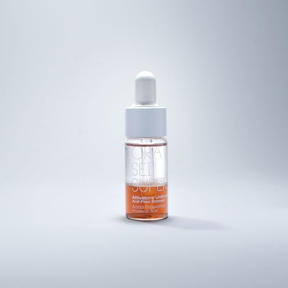 Flaconcino ORA SEI SUPER Booster con contagocce, riempito con liquido rosa.