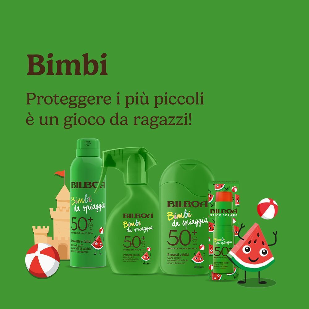 Diversi prodotti della linea di crema solare per bambini, inclusi spray e flaconi.