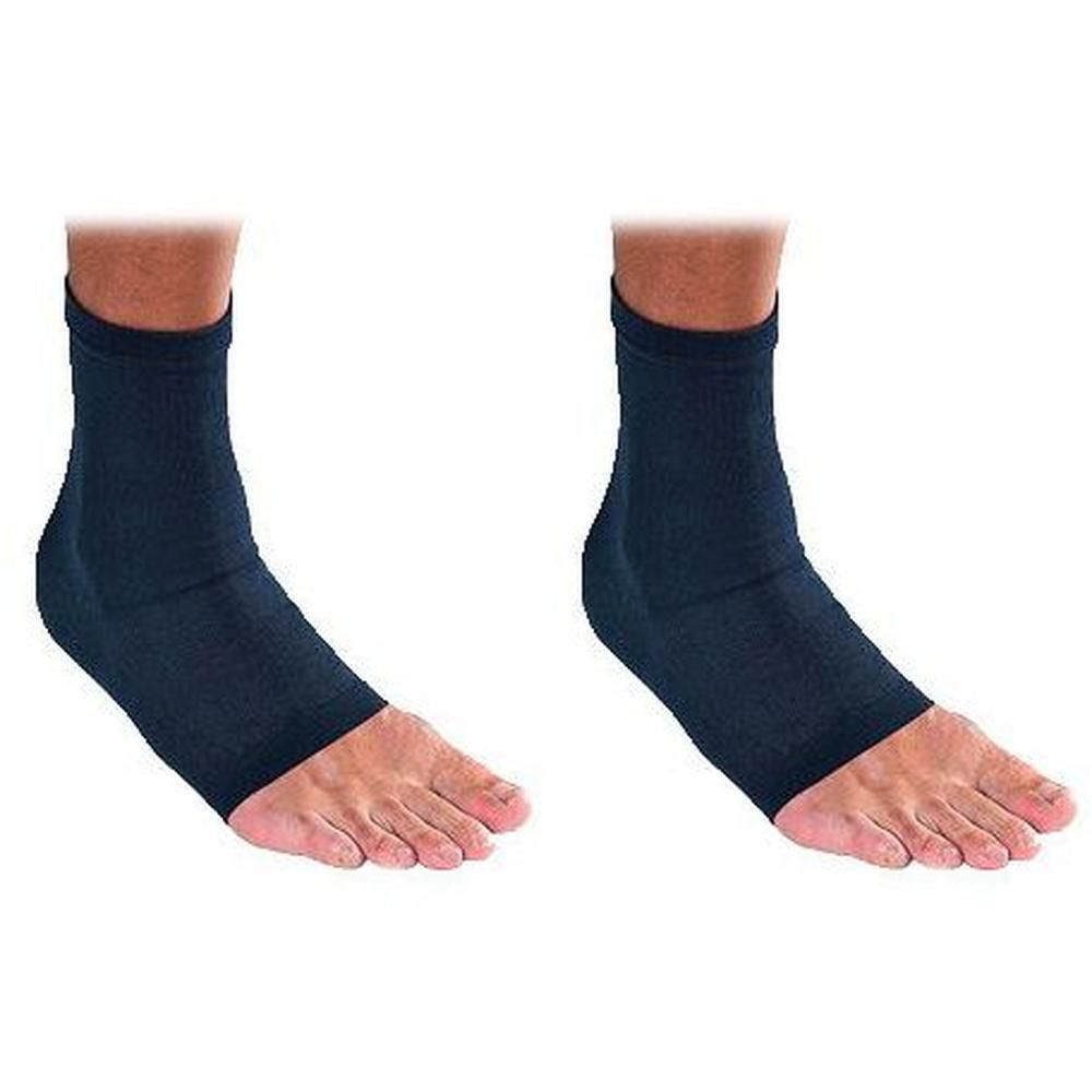 Due calzini blu scuro per caviglia indossati su piedi umani. Dita aperte.