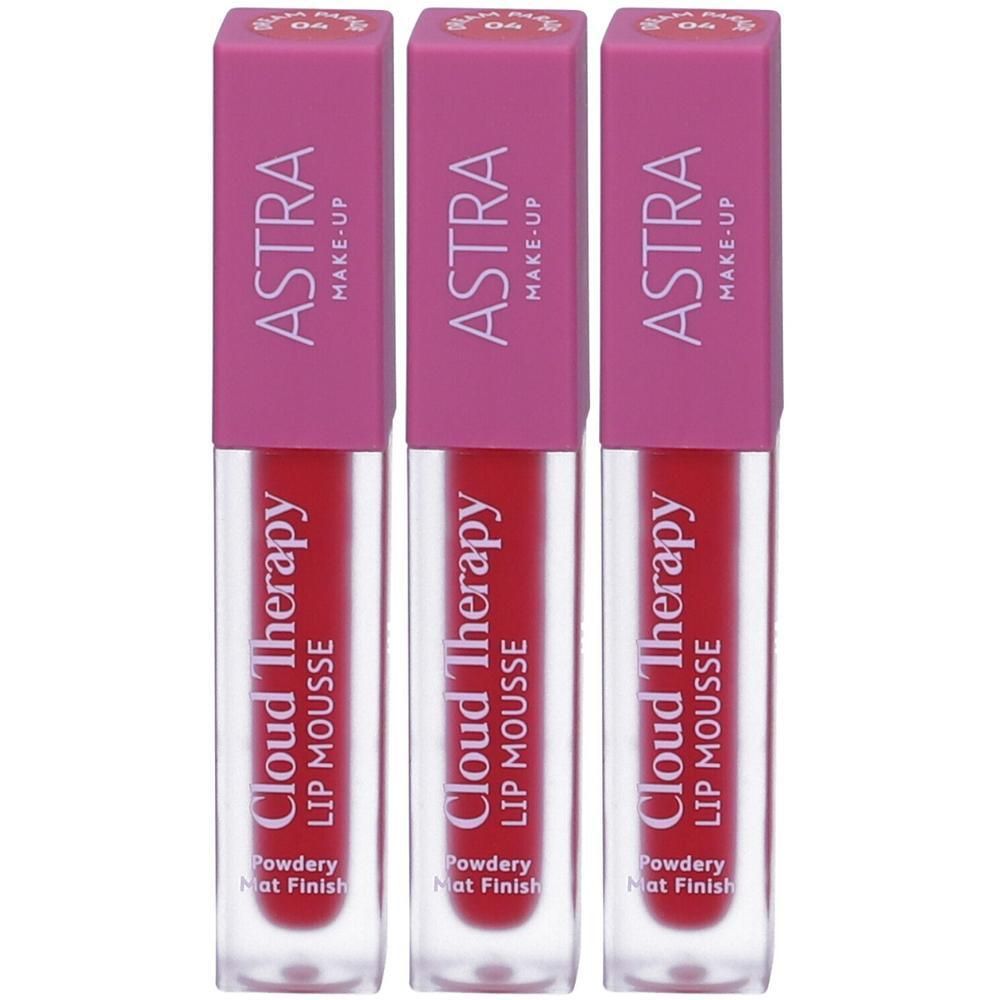 Tre flaconi Astra Cloud Therapy Lip Mousse rossi con tappi rosa. Sono visibili le scritte "Cloud Therapy LIP MOUSSE" e "Powdery Mat Finish".