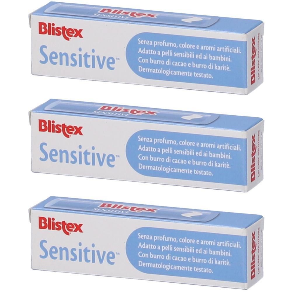 Tre stick di balsamo labbra Blistex Sensitive in confezione blu e bianca.