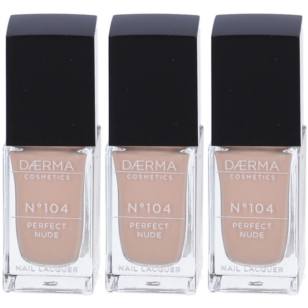 Tre flaconi di smalto Derma Cosmetics, colore N°104 Perfect Nude.