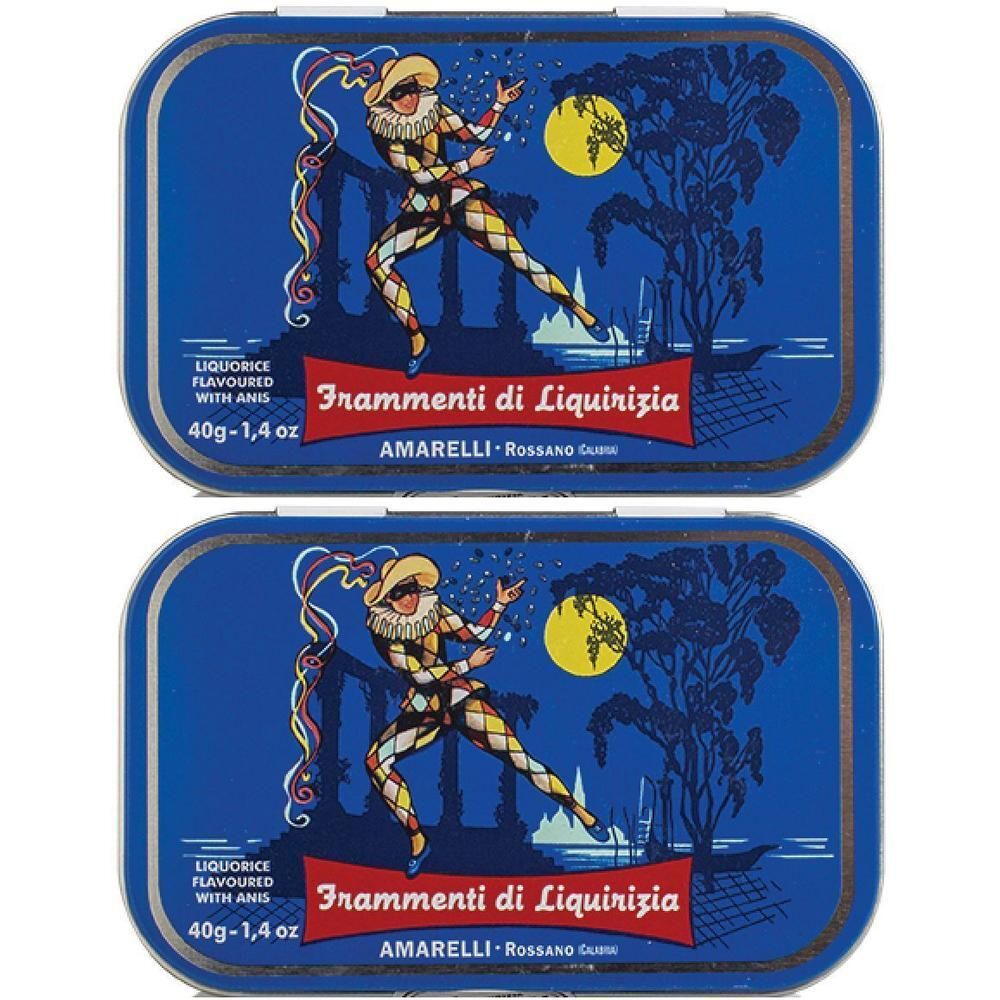 Due scatole blu di liquirizia, raffiguranti un Arlecchino davanti a una luna e alberi.