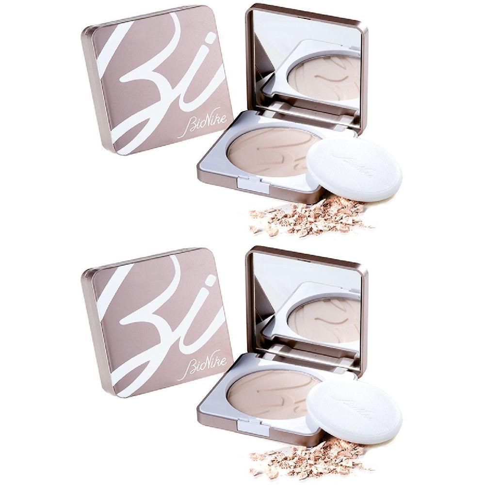Cipria compatta in astuccio argentato con specchio e piumino. Colore cipria beige.