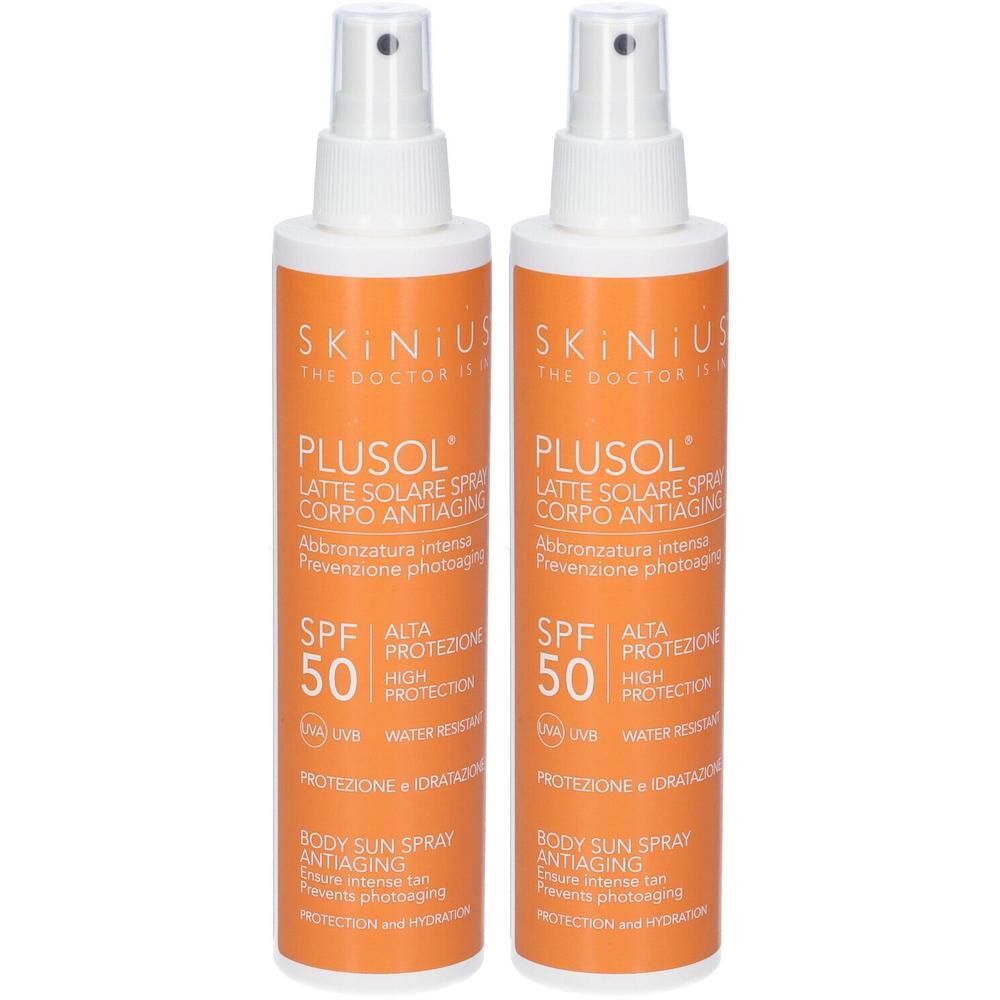 Due flaconi di spray solare Skinius Plusol Anti-Aging SPF 50. Flaconi arancioni con erogatori spray bianchi.