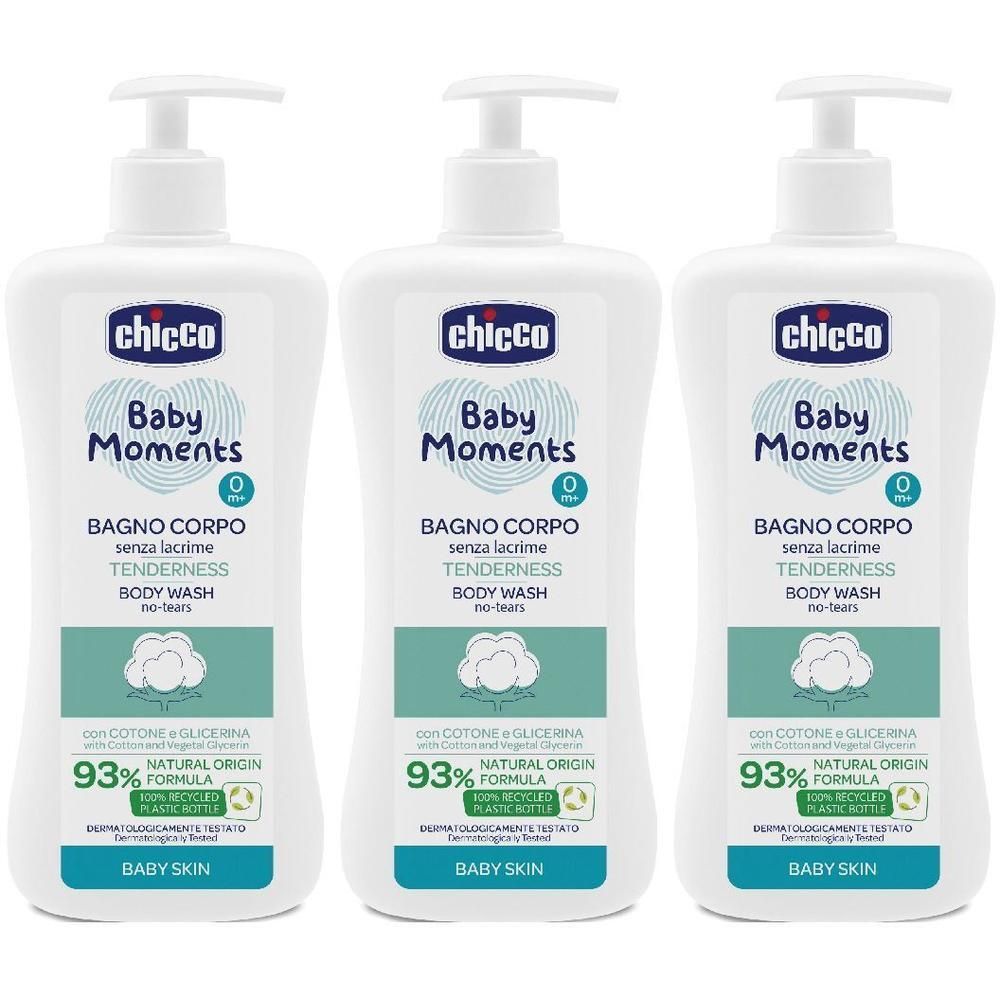 Tre flaconi bianchi con pompa Chicco Baby Moments Bagno Corpo con formula cotone e glicerina.