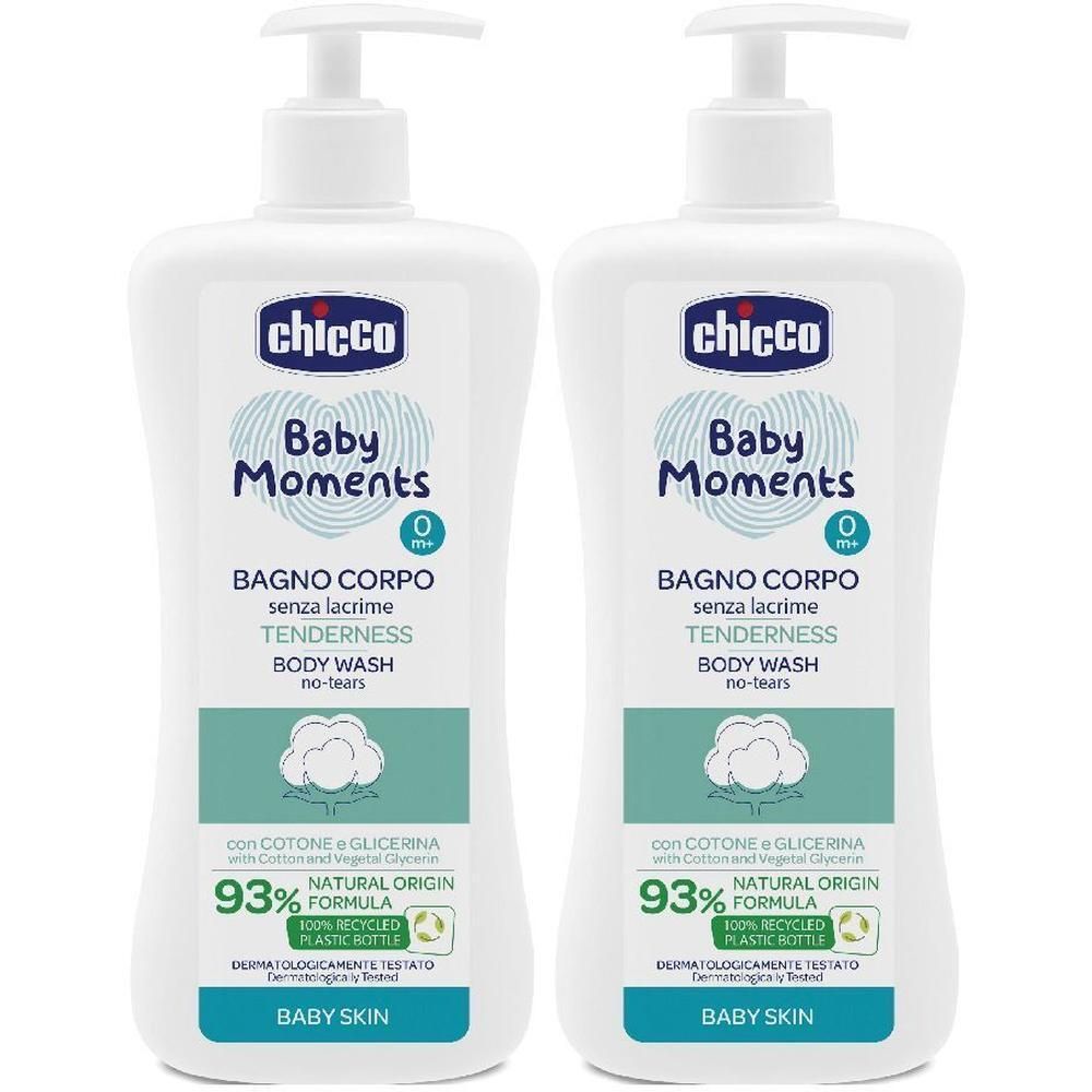Due flaconi bianchi con pompa Chicco Baby Moments, 93% ingredienti naturali, per la pelle del bambino.